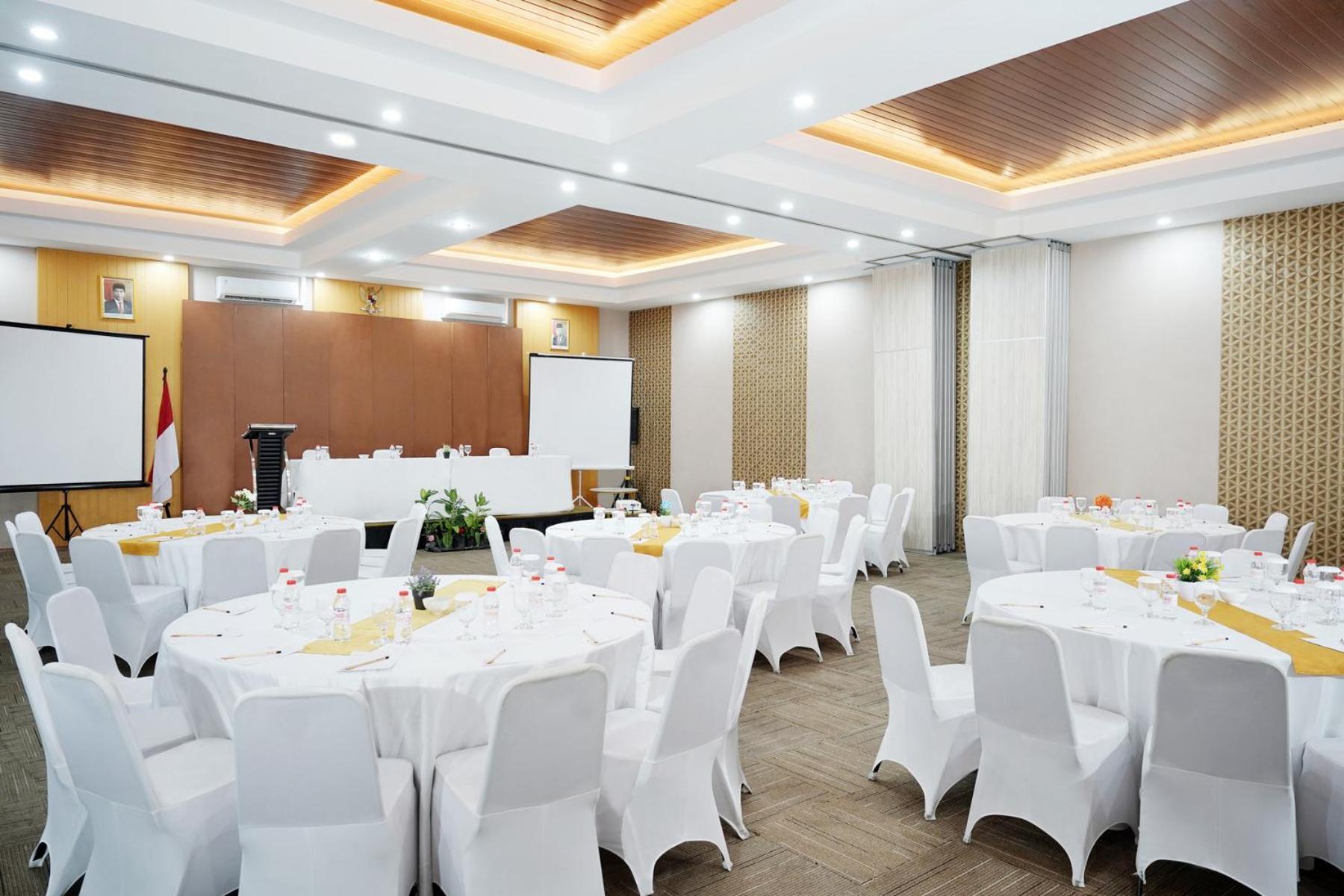 Front One Hotel Sragen Buitenkant foto