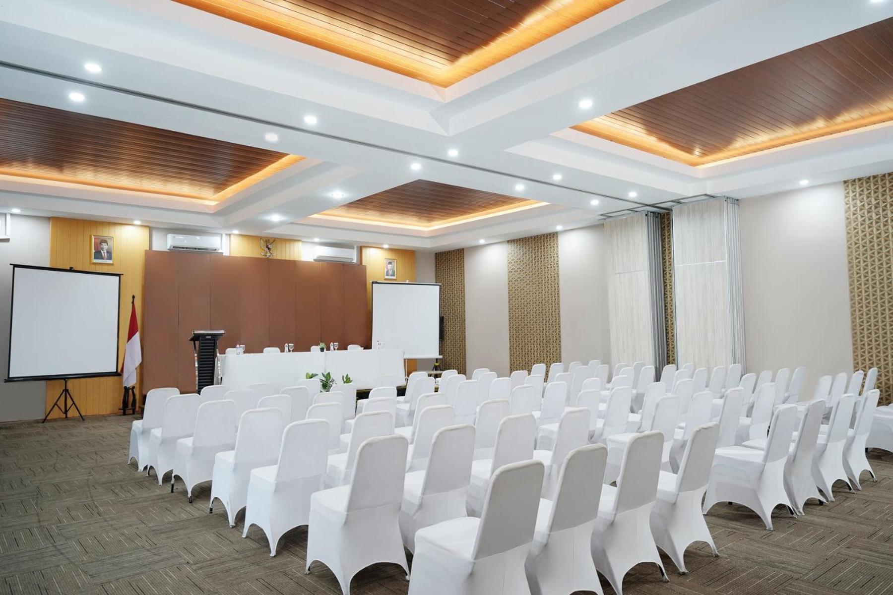 Front One Hotel Sragen Buitenkant foto
