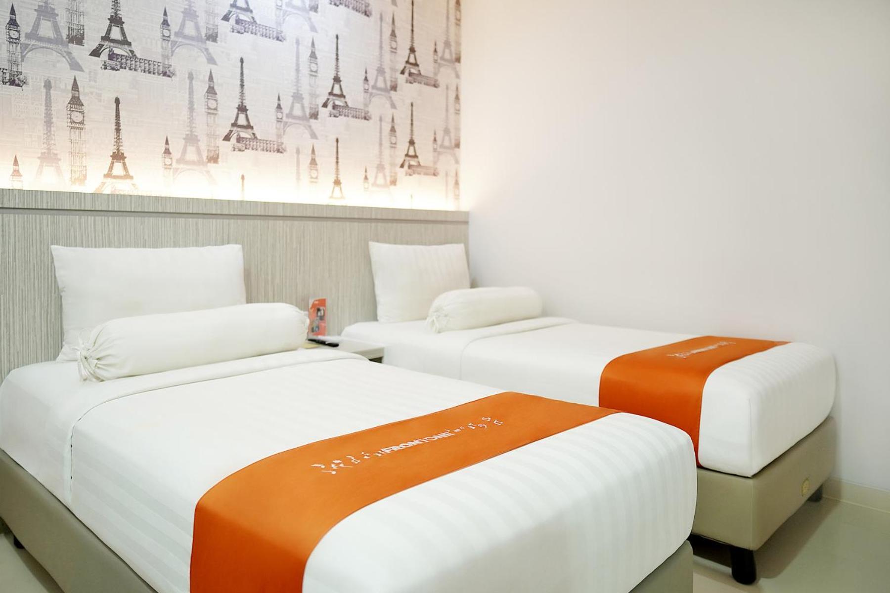 Front One Hotel Sragen Buitenkant foto