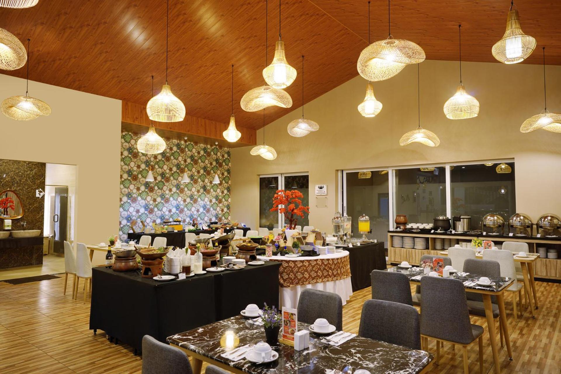 Front One Hotel Sragen Buitenkant foto