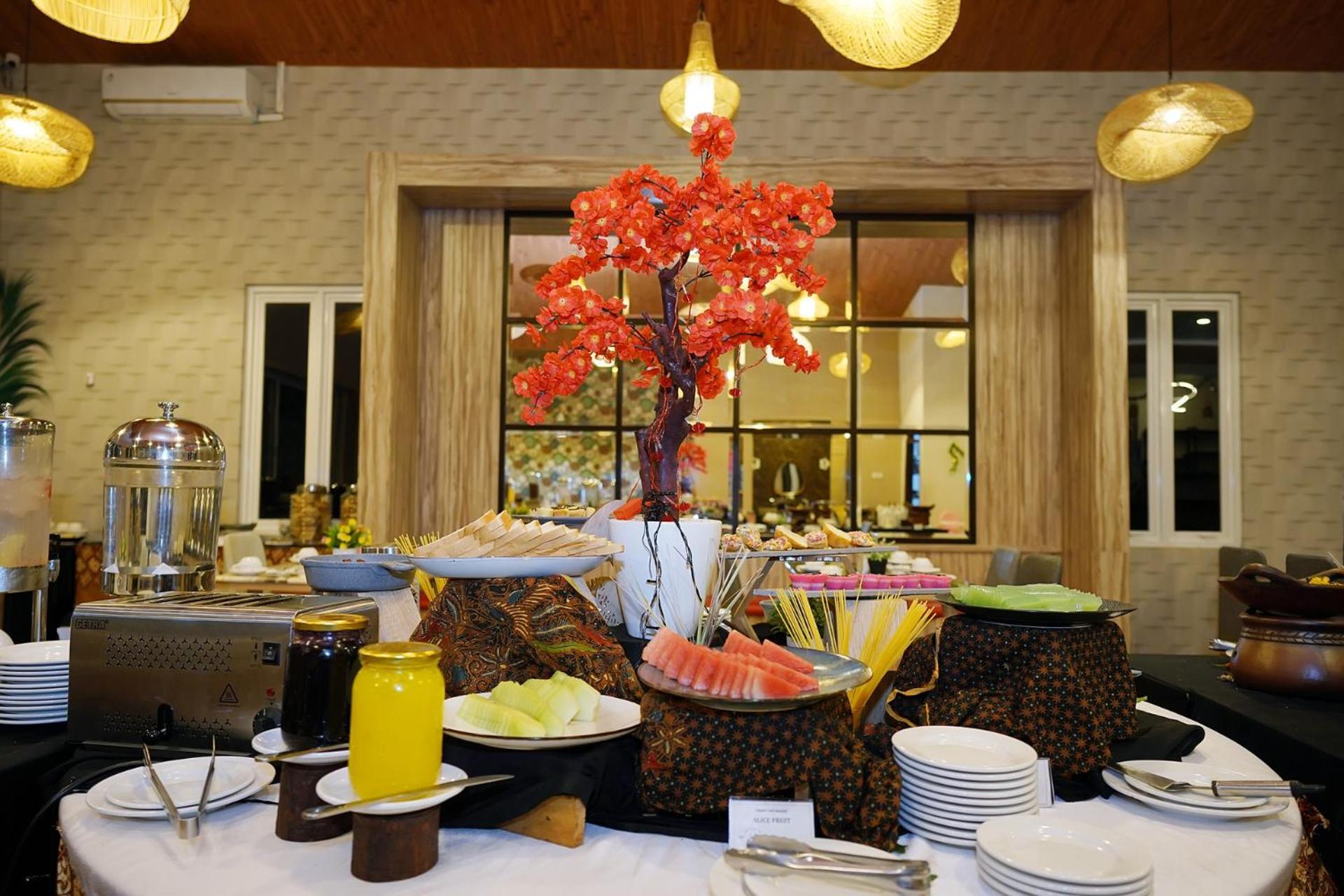 Front One Hotel Sragen Buitenkant foto